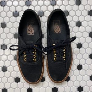 EUC Vans Gum Authentic Lo Tops Women’s 9 Men’s 7.5